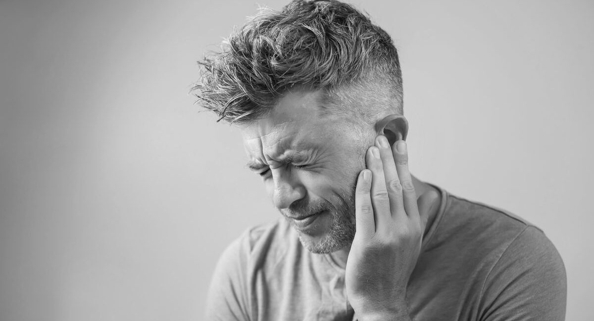 does cold air caur ear pain - adult male suffering from ear pain in winter